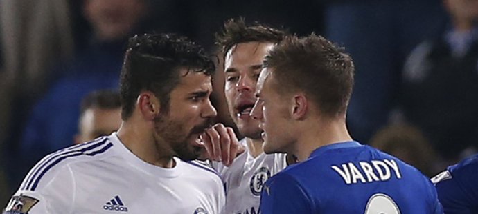 Útočník Chelsea Diego Costa v prudké debatě s nejlepším střelcem Leicesteru Jamiem Vardym