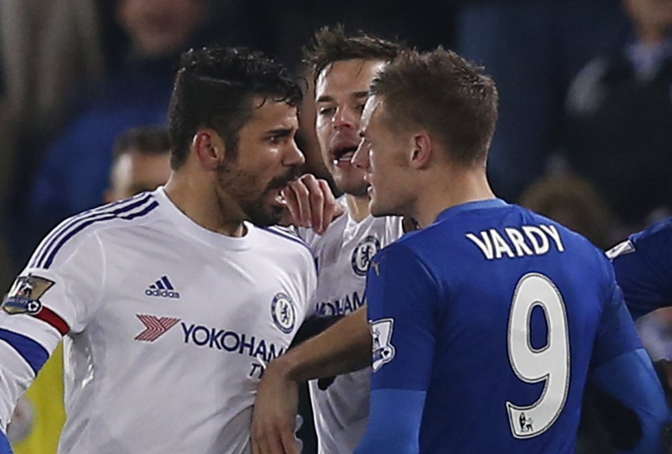 Útočník Chelsea Diego Costa v prudké debatě s nejlepším střelcem Leicesteru Jamiem Vardym