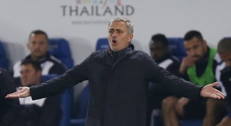 Chelsea se řítí ke dnu. Hráči zradili moji práci, zuří Mourinho