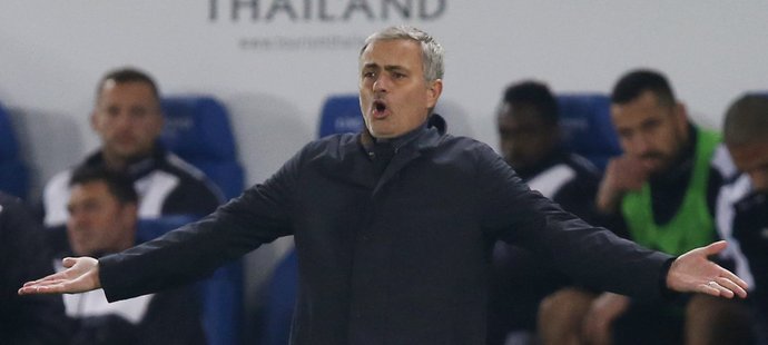 Naštvaný trenér José Mourinho v utkání Chelsea na půdě Leicesteru