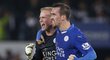 Radost hráčů Leicesteru po výhře nad Chelsea. Na snímku Christian Fuchs a gólman Kasper Schmeichel