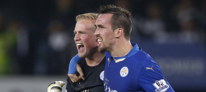 Radost hráčů Leicesteru po výhře nad Chelsea. Na snímku Christian Fuchs a gólman Kasper Schmeichel