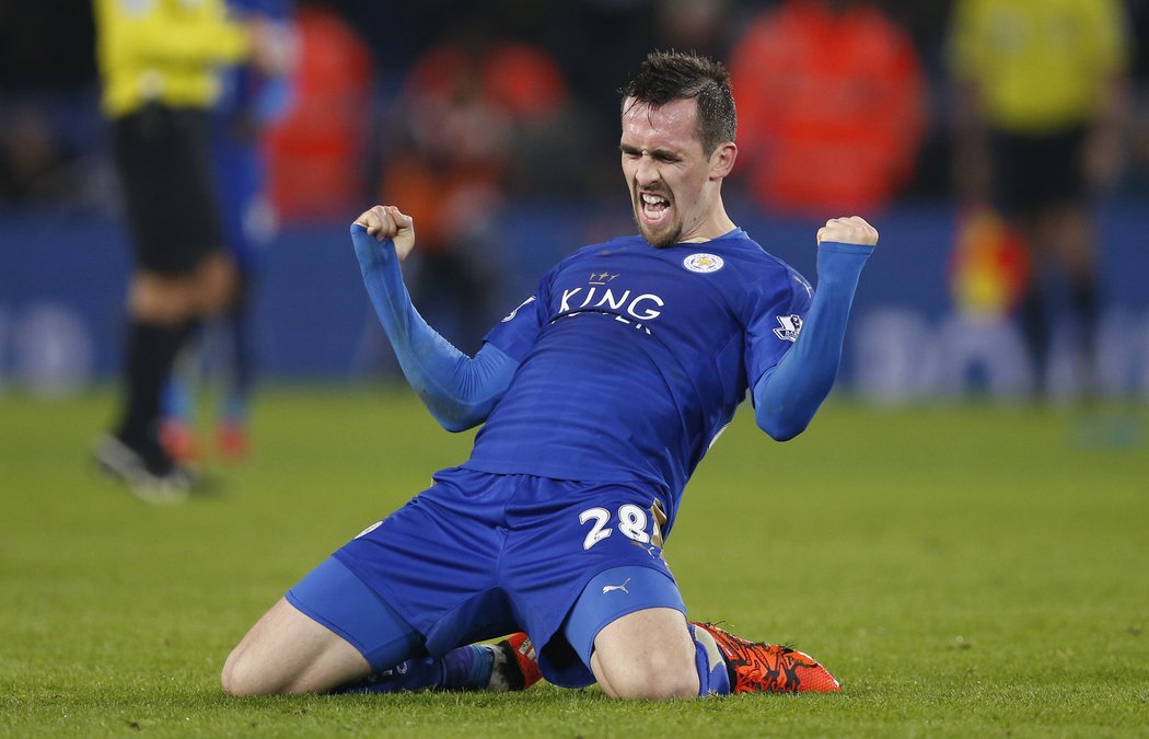 Christian Fuchs z Leicesteru slaví výhru nad Chelsea