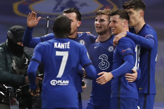 Fotbalisté Chelsea oslavují trefu do sítě Realu