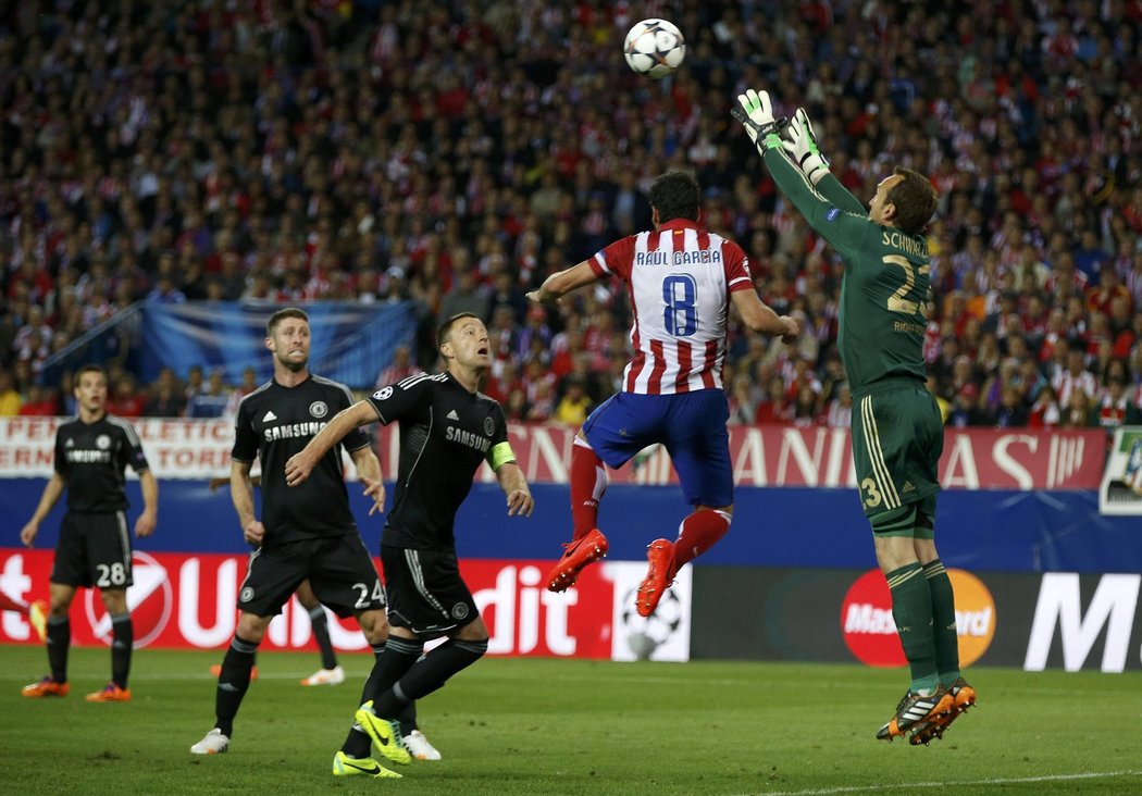 Mark Schwarzer zasahuje před soupeřem, díky kterému se do branky dostal. Právě po zákroku Raula Garcíi musela česká jednička střídat kvůli zranění