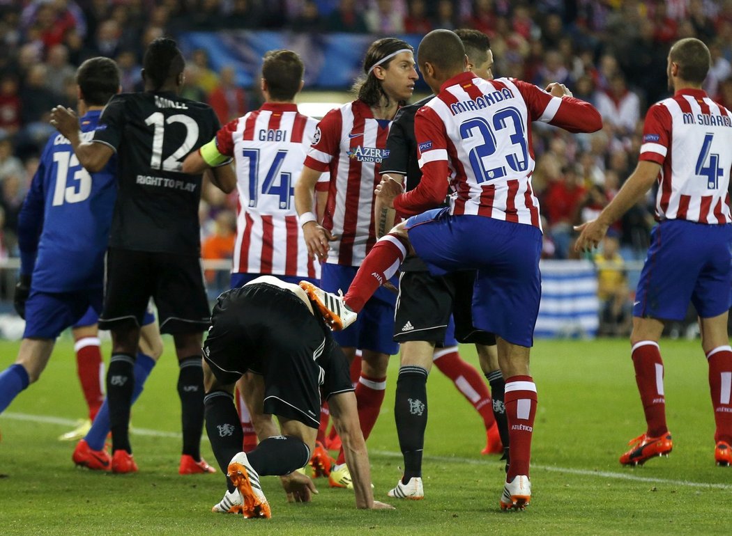 Nečistý zákrok domácího hráče Mirandy na obránce Garyho Cahilla během rohového kopu při semifinále Ligy mistrů mezi Atlétikem Madrid a Chelsea