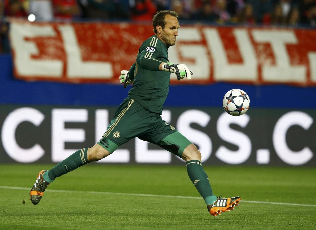 Petr Čech semifinále Ligy mistrů na hřišti Atlétika Madrid nedohrál, jeho místo po patnácti minutách převzal náhradník Chelsea Mark Schwarzer