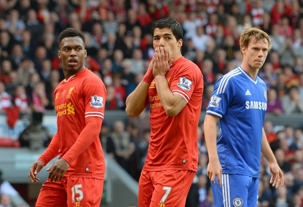 Utkání, v němž Chelsea připravila Liverpool výhrou 2:0 o titul, debutoval v Premier League Tomáš Kalas (v modrém)