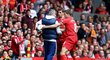 Steven Gerrard se snaží sebrat míč Josému Mourinhovi
