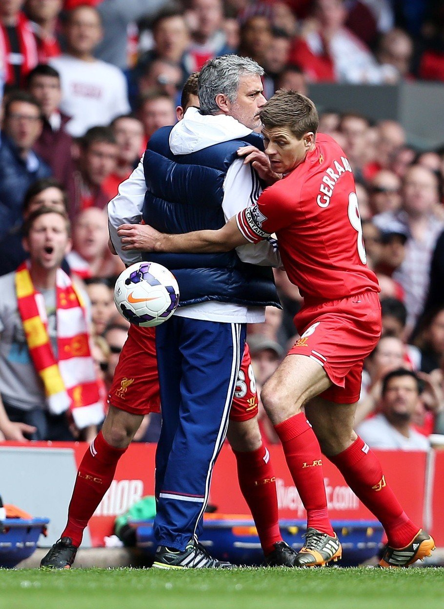 Steven Gerrard se snaží sebrat míč Josému Mourinhovi