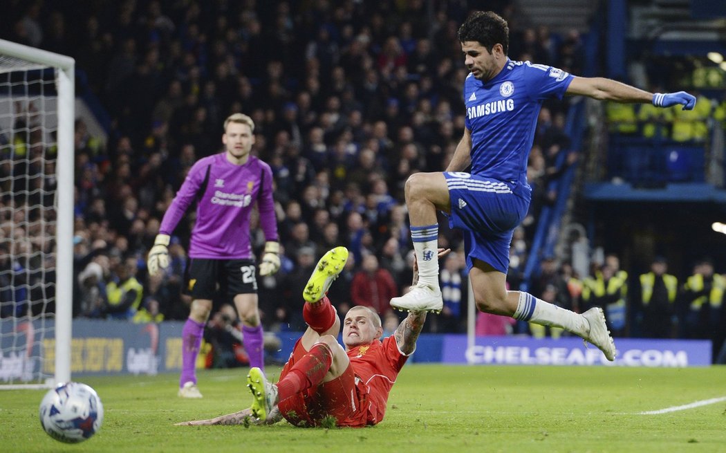 Útočník Chelsea Diego Costa v souboji se stoperem Liverpoolu Martinem Škrtelem