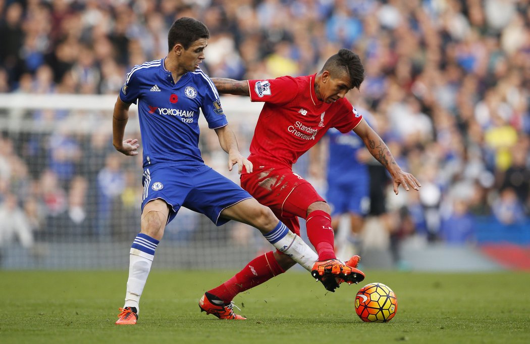 Souboj mezi domácím Oscarem a Robertem Firminem z Liverpoolu.