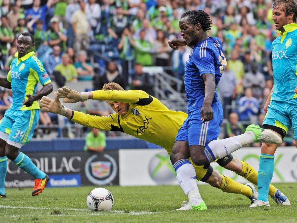 Brankář Meredith se snažil, Lukaku z Chelsea ale přesto skóroval.