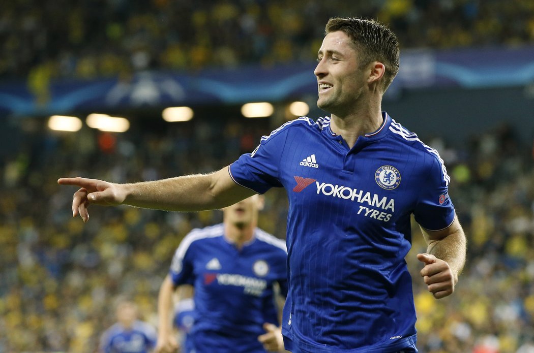 Gary Cahill slaví jedinou branku prvního poločasu.