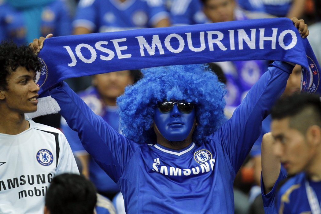 Chelsea je na turné, v Malajsii má tisíce fanoušků, což dokazoval modrobílý kotel při přípravném utkání. Své fanoušky měl v ochozech i kouč José Mourinho