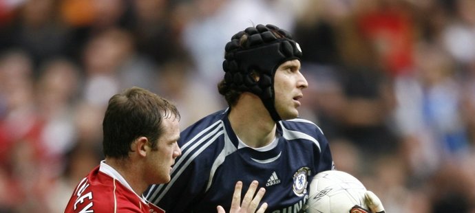 Londýnská Chelsea proti Manchesteru United, brankář Petr Čech (Chelsea) a útočník Wayne Rooney (ManU).