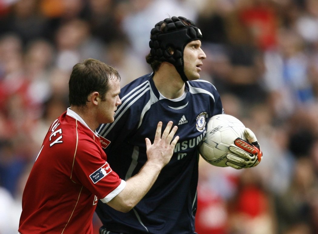 Londýnská Chelsea proti Manchesteru United, brankář Petr Čech (Chelsea) a útočník Wayne Rooney (ManU).