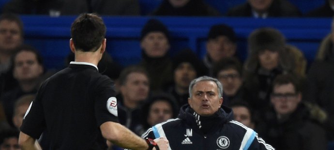 Trenér Chelsea José Mourinho měl opět k výkonu rozhodčích připomínky