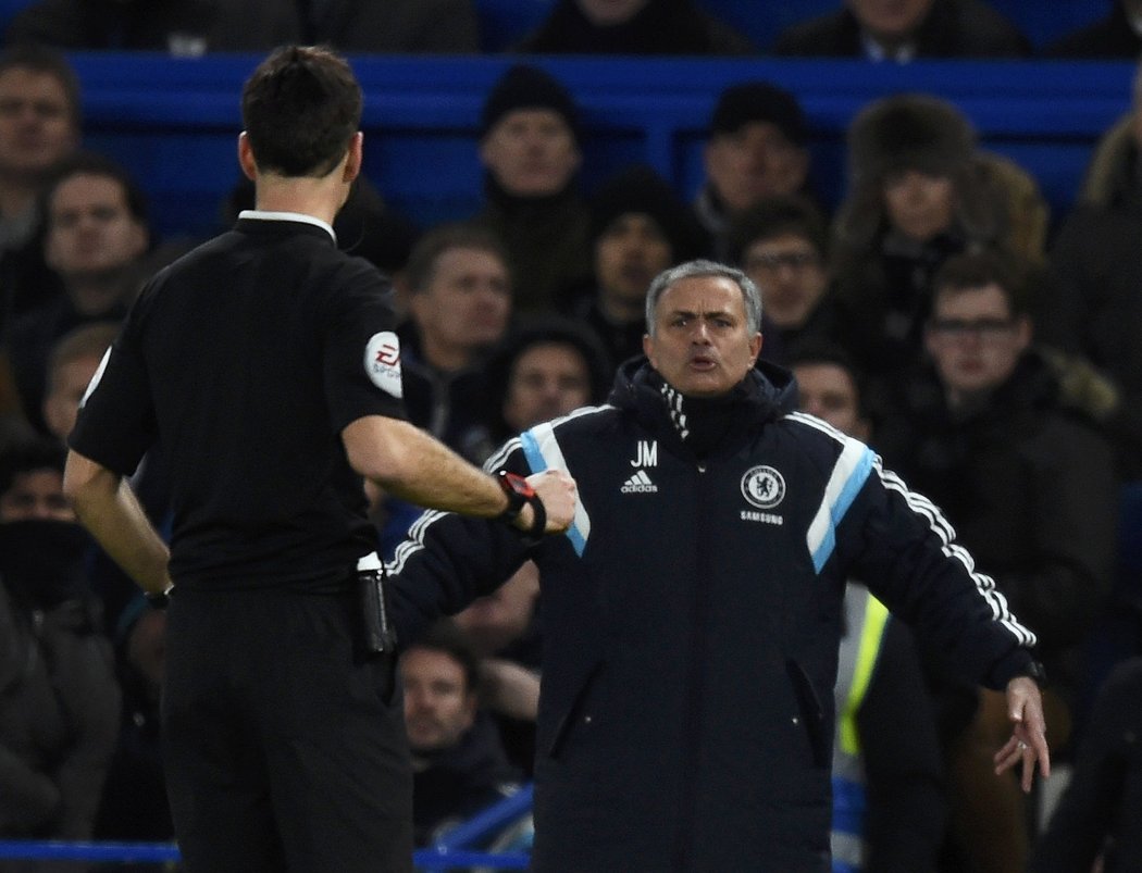 Trenér Chelsea José Mourinho měl opět k výkonu rozhodčích připomínky