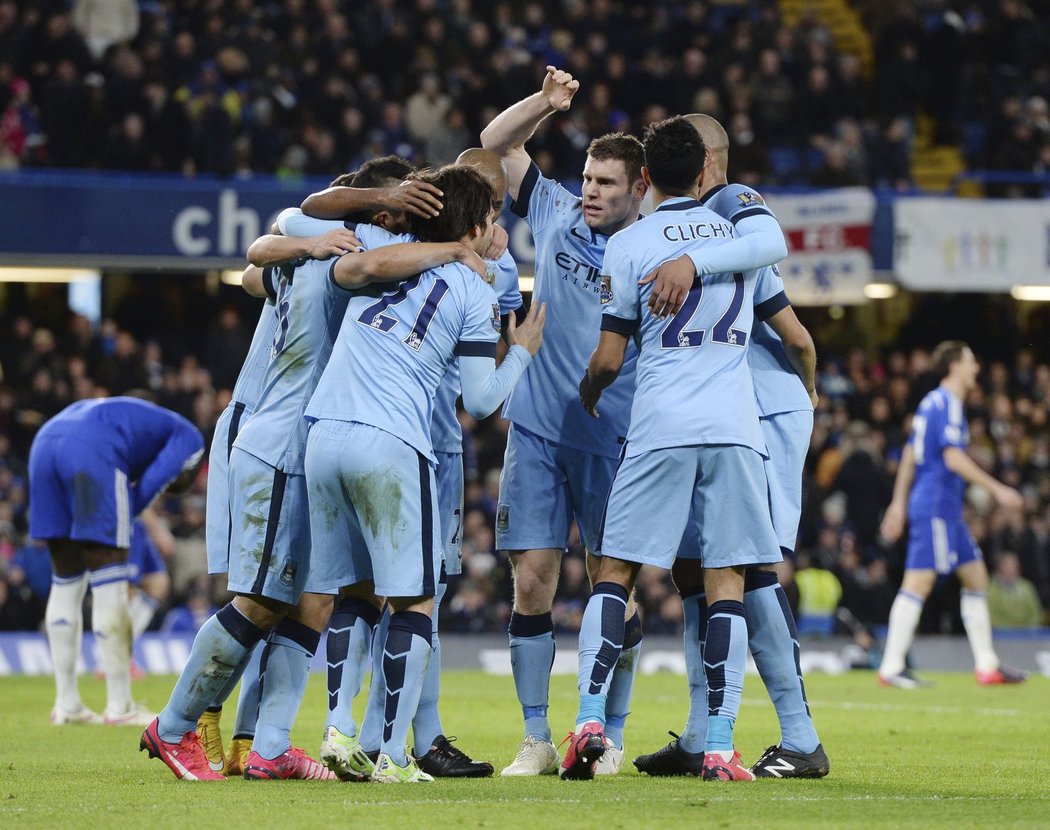 Radost fotbalistů Manchesteru City po vyrovnávacím gólu Davida Silvy byla obrovská