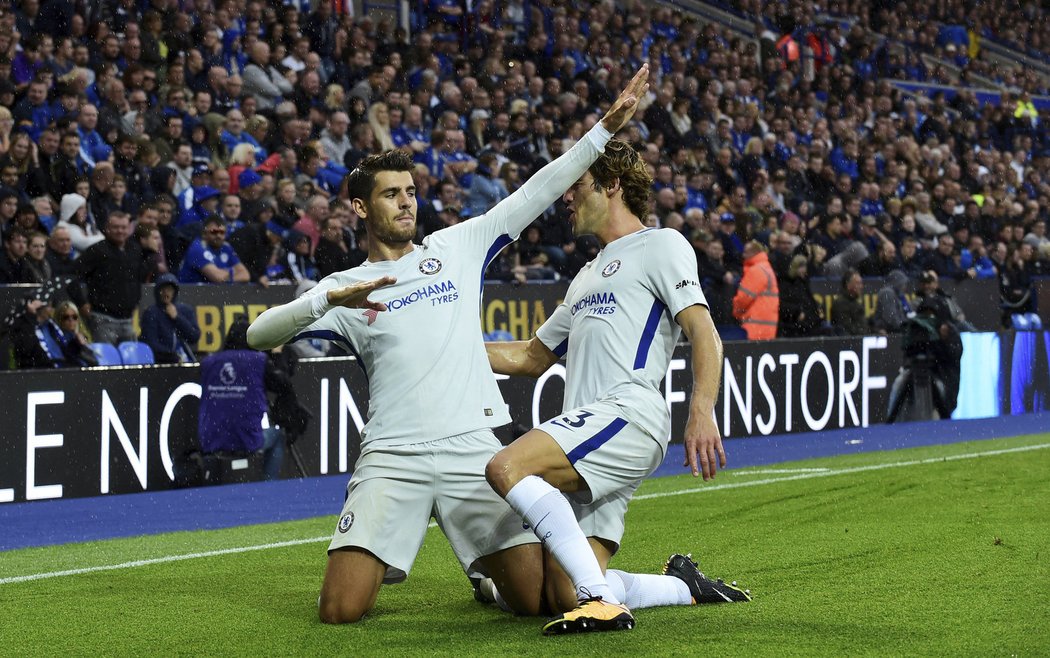 Álvaro Morata se raduje se spoluhráčem z gólu Chelsea