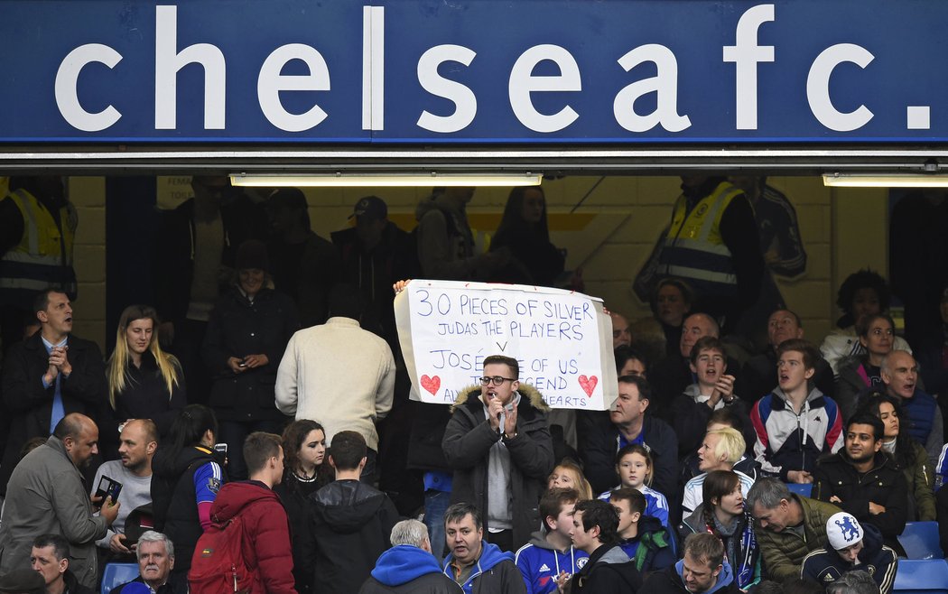 Fanoušci Chelsea před zápasem se Sunderlandem i během utkání dávali najevo přízeň manažeru José Mourinhovi.