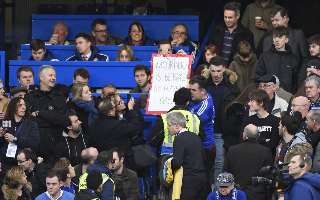 Fanoušci Chelsea před zápasem se Sunderlandem i během utkání dávali najevo přízeň manažeru José Mourinhovi.