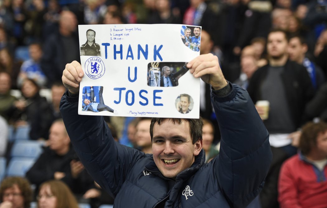 Fanoušci Chelsea před zápasem se Sunderlandem i během utkání dávali najevo přízeň manažeru José Mourinhovi.