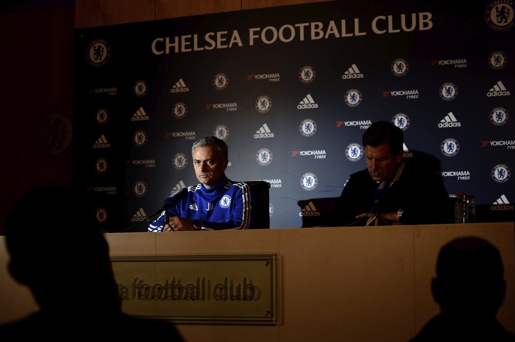 Trenér José Mourinho na tiskové konferenci Chelsea