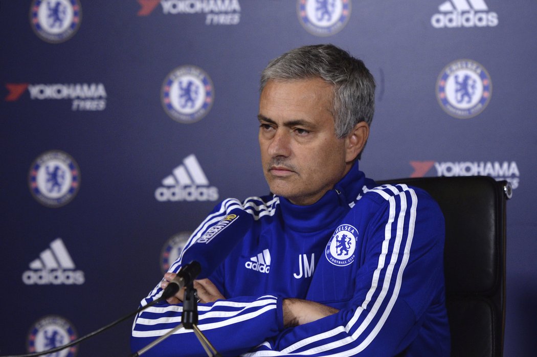 Trenér José Mourinho na tiskové konferenci Chelsea