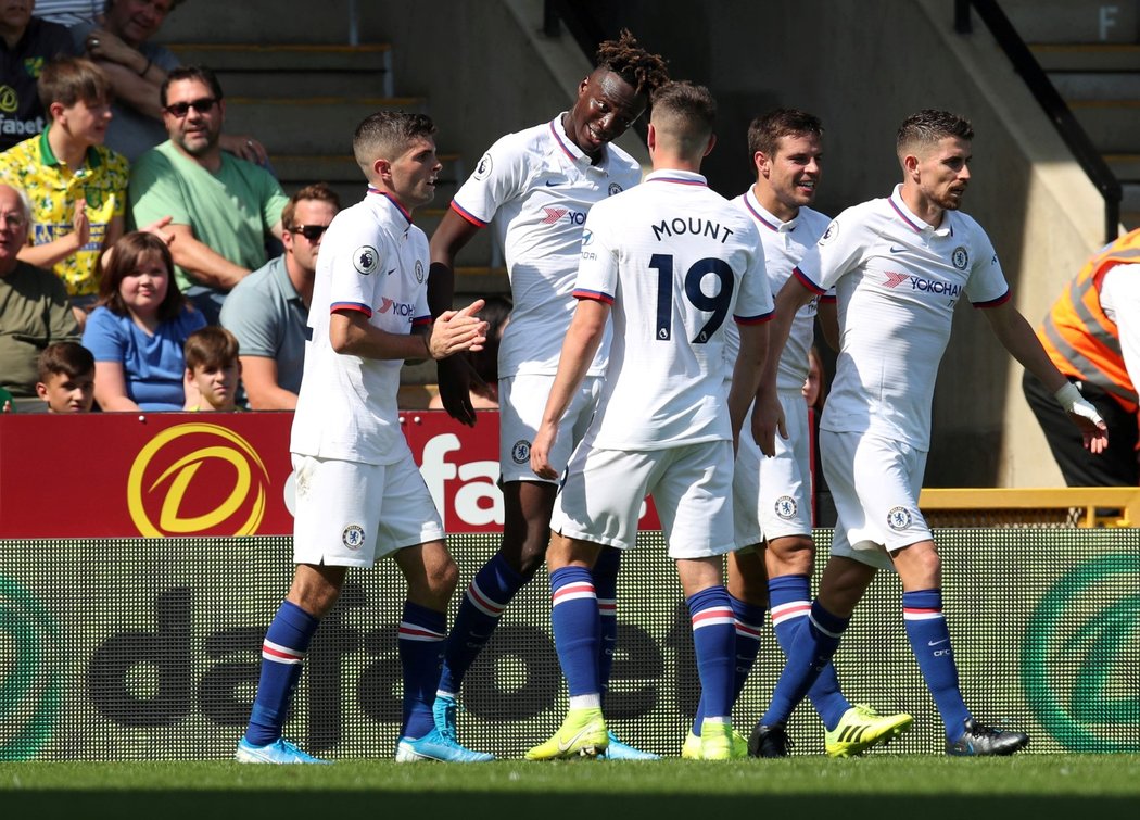 Hráči Chelsea slaví branku v utkání s Norwichem
