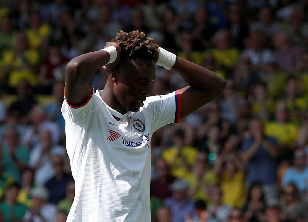 Útočník Chelsea Tammy Abraham v utkání s Norwichem