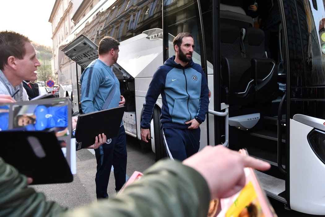 Hvězda Chelsea Gonzálo Higuaín po příjezdu k hotelu v Praze