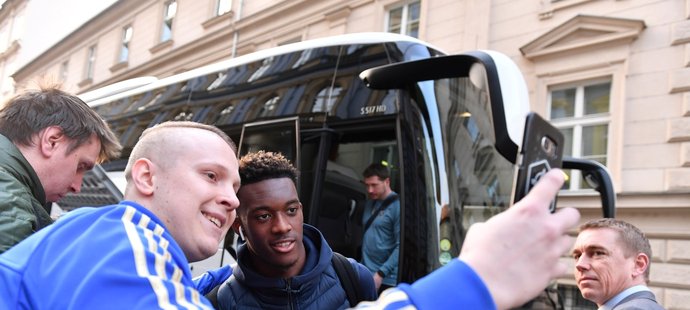 Callum Hodson-Odoi se fotí s fanoušky u hotelu, kde je ubytovaná Chelsea