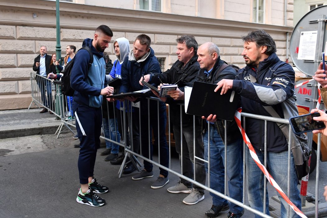 Útočník Chelsea Olivier Giroud se ochotně podepisoval fanuškům, kteří na tým čekali u hotelu