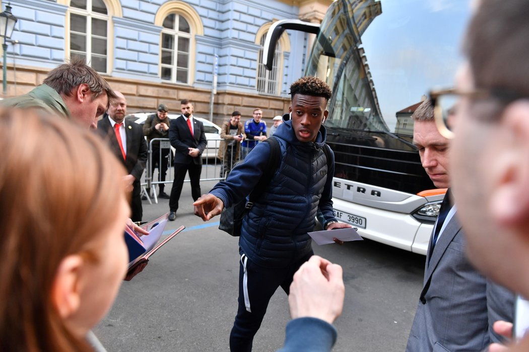 Na hráče Chelsea čekalo u hotelu několik desítek fanoušků