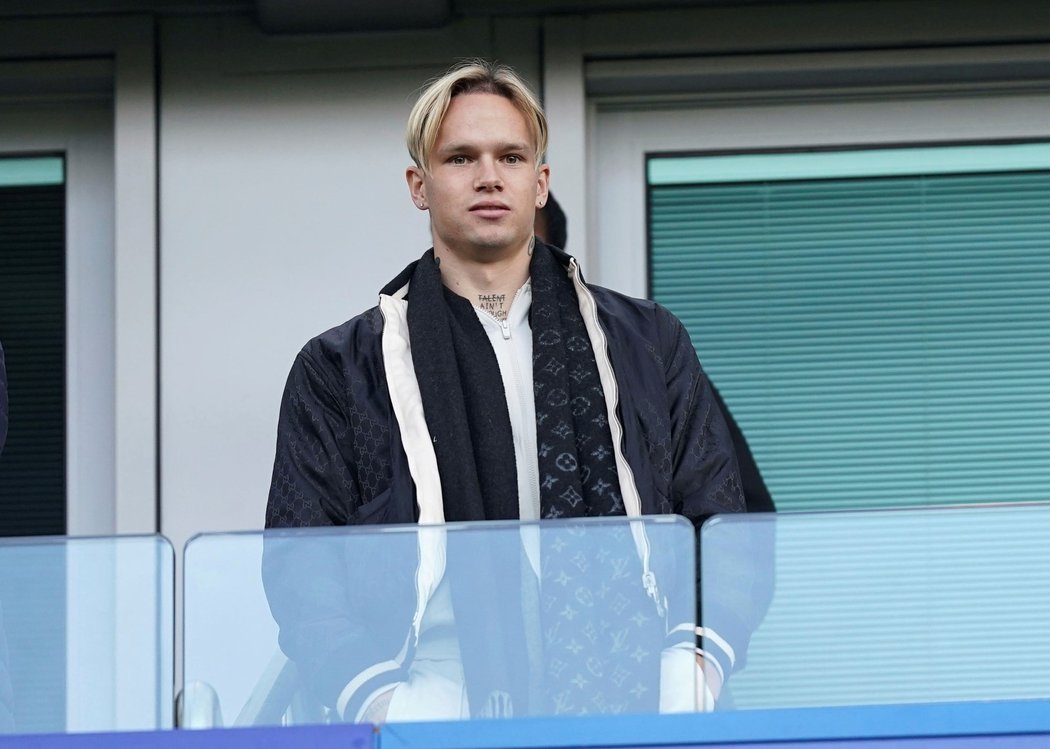 Mychajlo Mudryk na tribuně Stamford Bridge