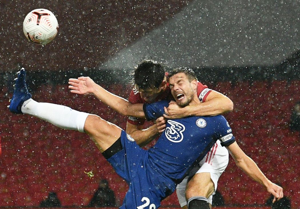 Harry Maguire v pokutovém území objal Césara Azpilicuetu, penalta se ovšem nepískala