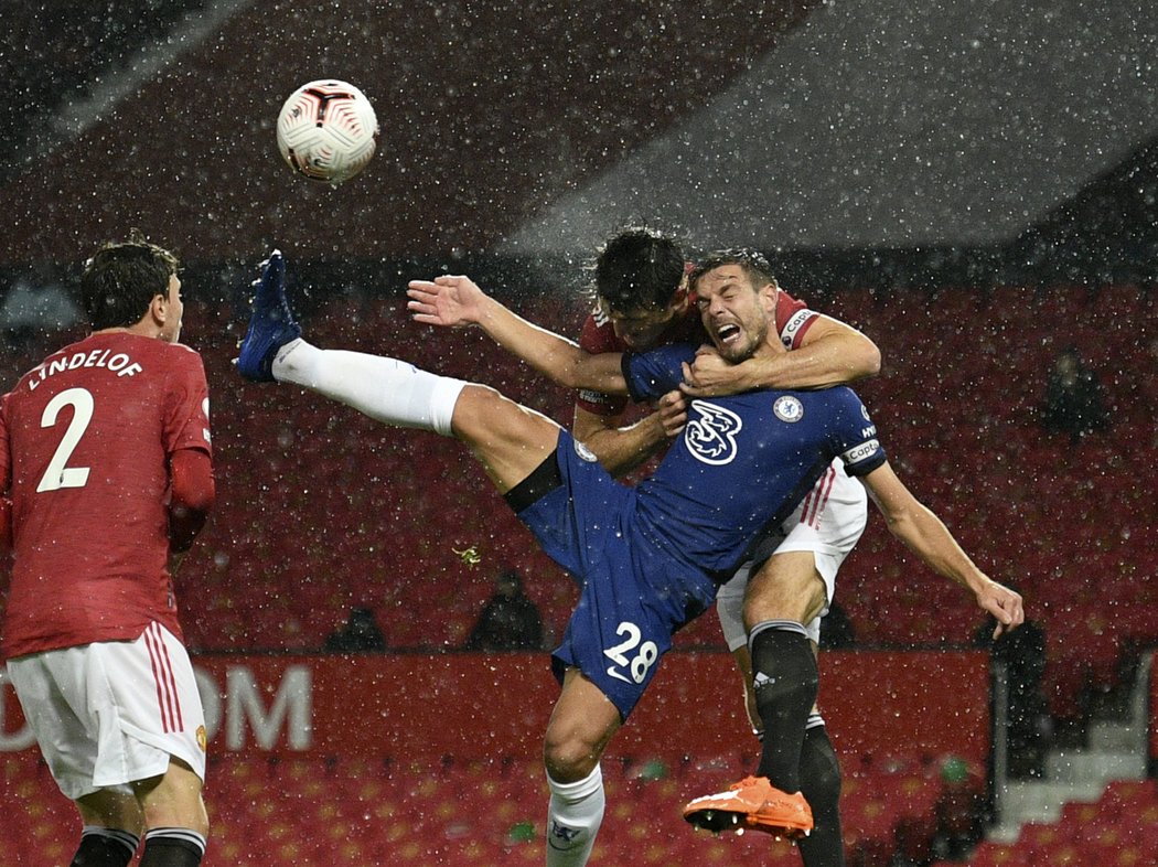 Harry Maguire v pokutovém území objal Césara Azpilicuetu, penalta se ovšem nepískala