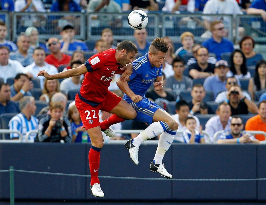 Armand v hlavičkovém souboji s Hutchinsonem z Chelsea.