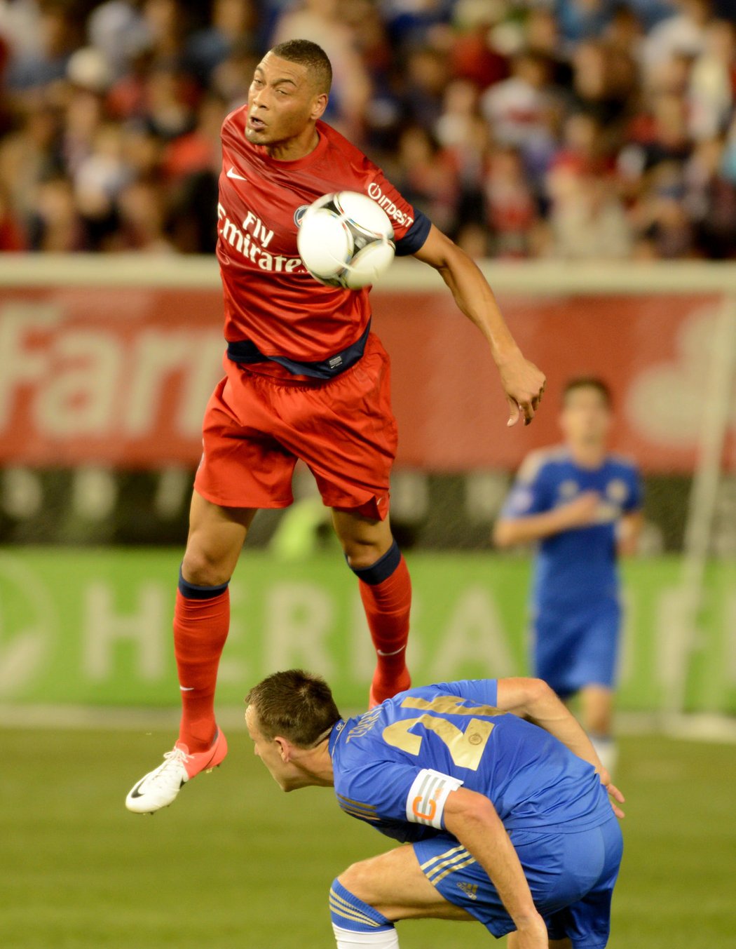 Guillaume Hoarau přehlavičkoval kapitána Terryho.