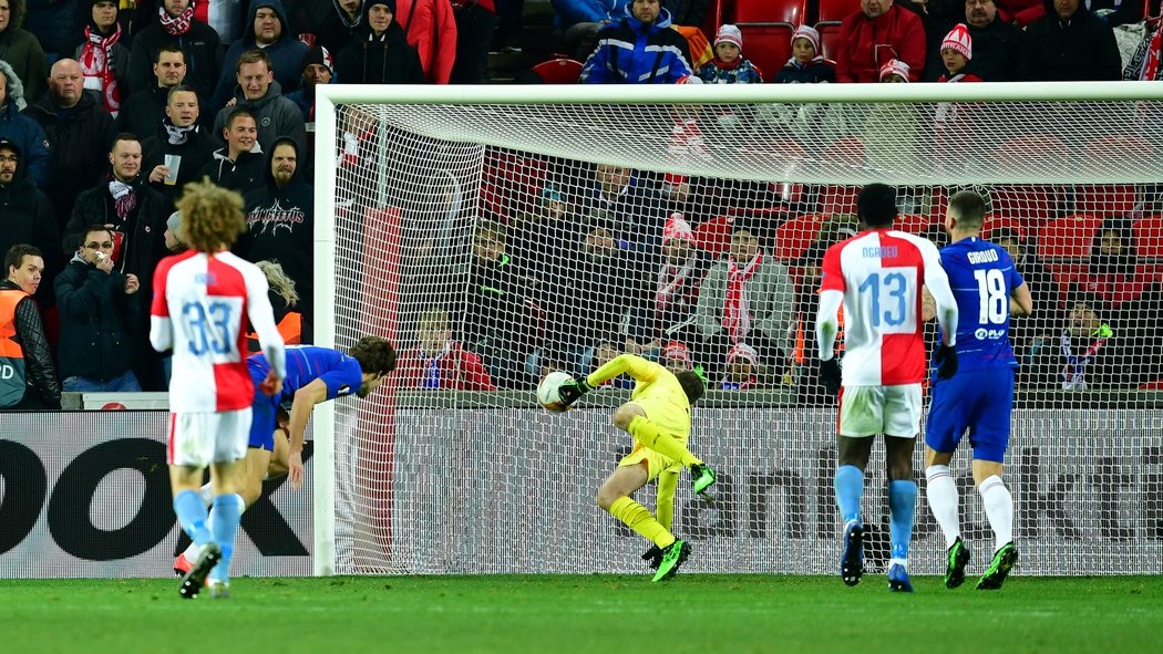 Jediná branka v utkání Slavie s Chelsea v Edenu, kterou vstřelil hlavou hostující krajní obránce Markos Alonso