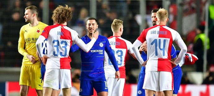 Fotbalisté Slavie se zdraví s hráči Chelsea po skončení úvodního čtvrtfinále Evropské ligy