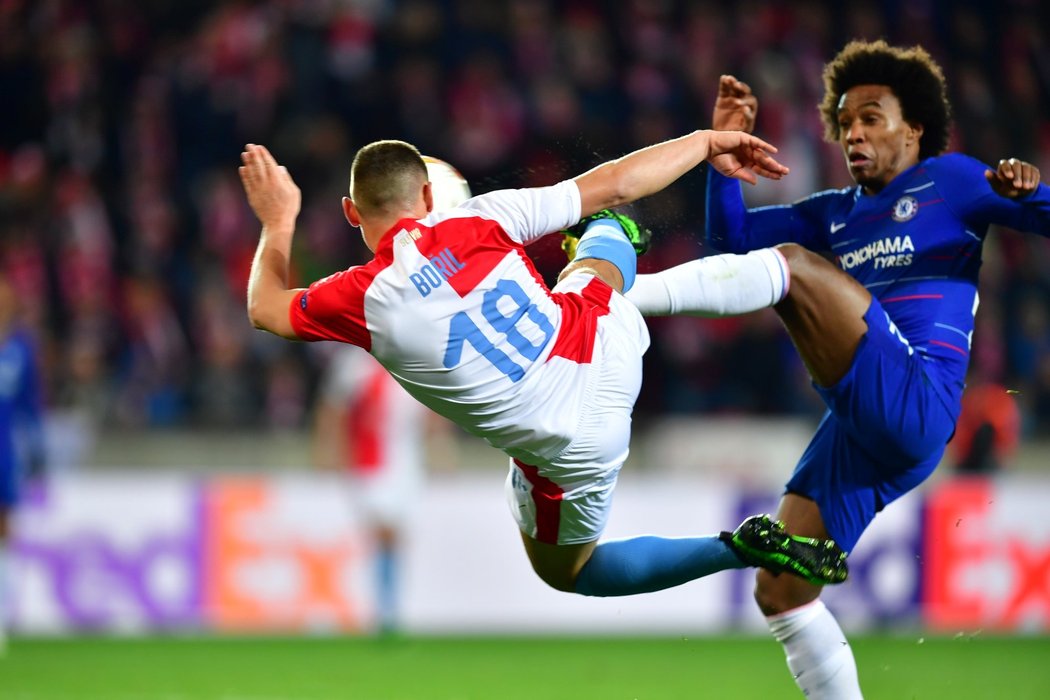 Tvrdý souboj Jana Bořila s Willianem v zápase Slavie s Chelsea