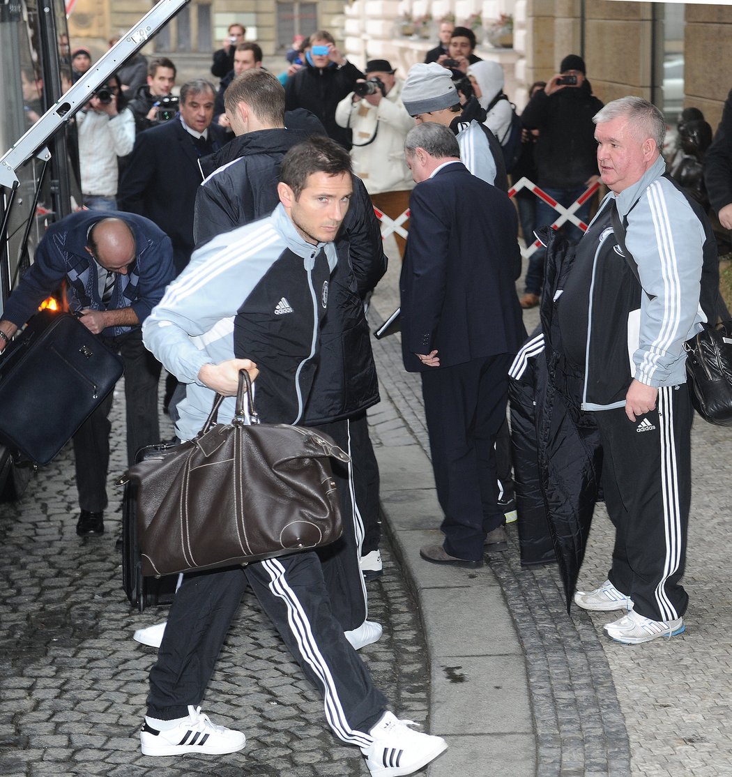 Frank Lampard vystupuje z autobusu, kterým hráči Chelsea přijeli z pražského letiště do hotelu Four Seasons