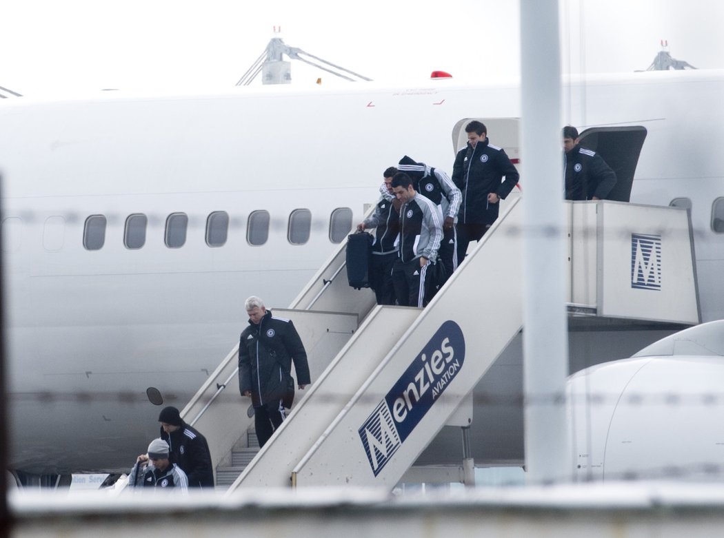 Fotbalisté Chelsea vystupují na letišti Václava Havla z letadla