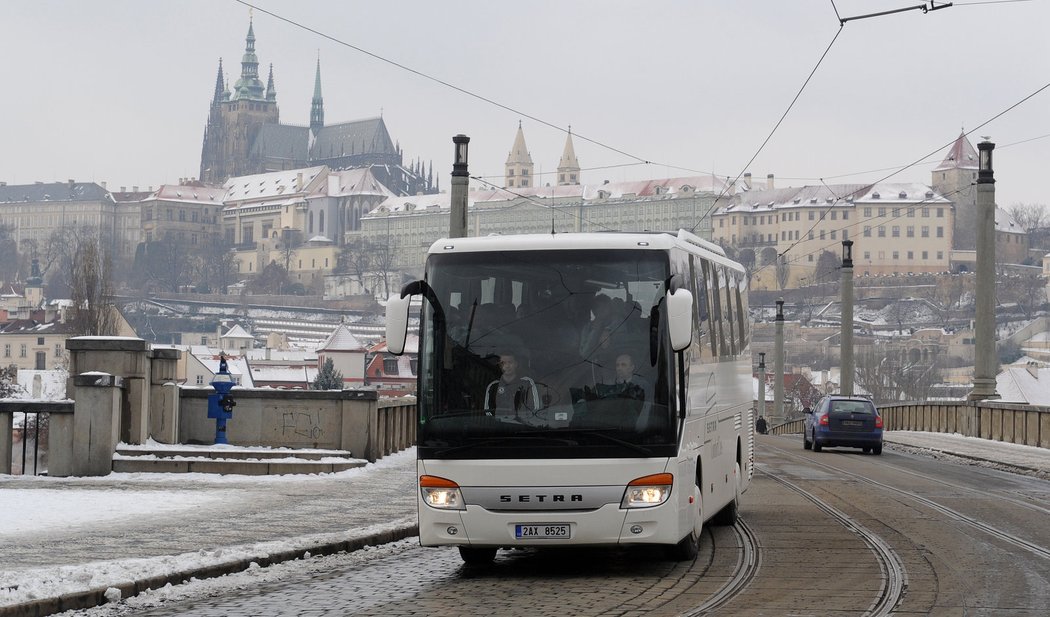 Autobus s fotbalisty Chelsea s panoramatem Pražského hradu na Náměstí Jana Palacha