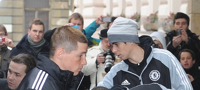 Fernando Torres (vlevo) a Oscar míří do hotelu po svém příjezdu do Prahy