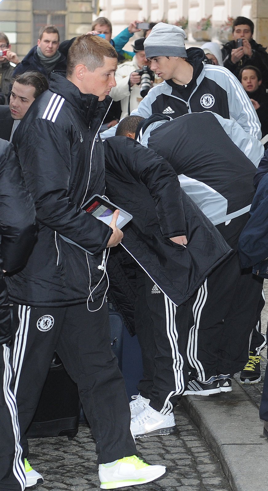 Fernando Torres (vlevo) a Oscar míří do hotelu po svém příjezdu do Prahy