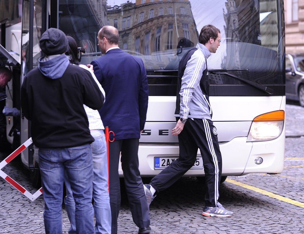 Brankář Petr Čech si jde vyzvednout své zavazadlo z autobusu po příjezdu do hotelu